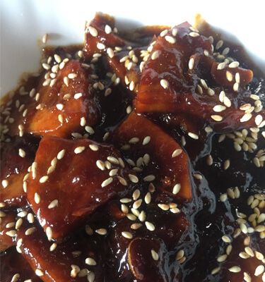 Jackfruitfleisch wird zu japanischem Teriyaki