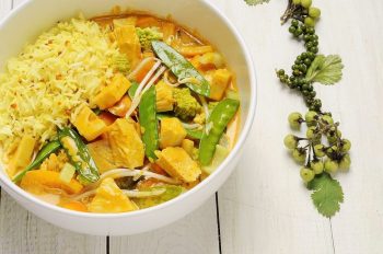 Jackfruit-Curry mit Kurkumareis und Bohnen