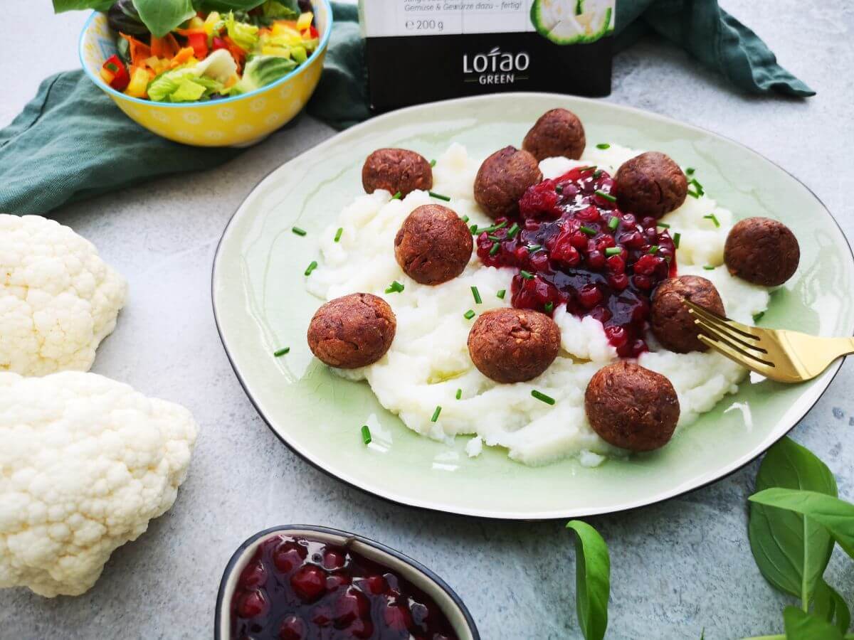 Jackfruit-Koettbullar-mit-Blumenkohl-Pueree-und-Preiselbeeren-Serviervorschlag