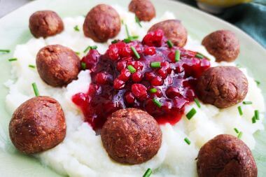 Jackfruit-Koettbullar-mit-Blumenkohl-Pueree-und-Preiselbeeren-klein