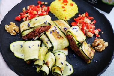 Zucchini-Paeckchen-mit-junger-Jackfruit-klein